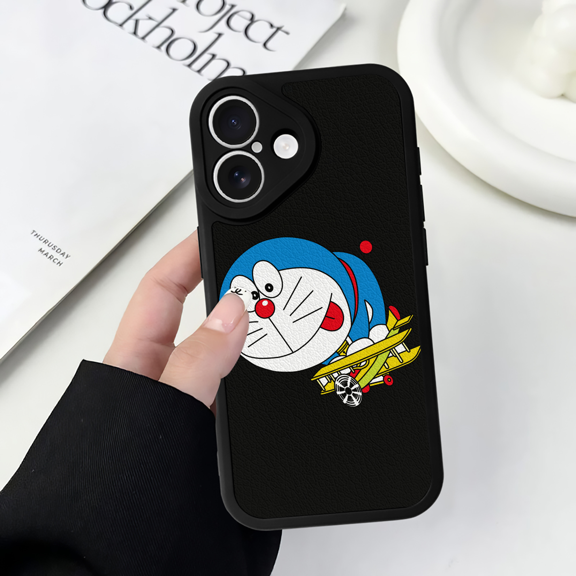 （画像用） ドラえもん Doraemon 【iPhone 16シリーズ対応】シリコンスマホケース（レザー調） 材質：シリコン